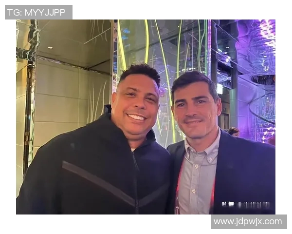 足球明星合影素描图展现球场传奇与青春记忆的艺术魅力