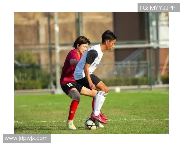 足球明星情感丰富的多情种动作展现球场内外的魅力与风采